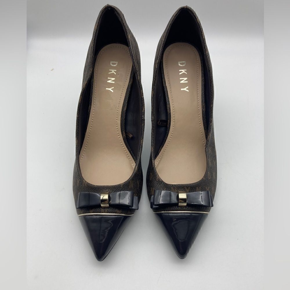 DKNY Brown Logo Pump Patent Toe Size 7 Like New